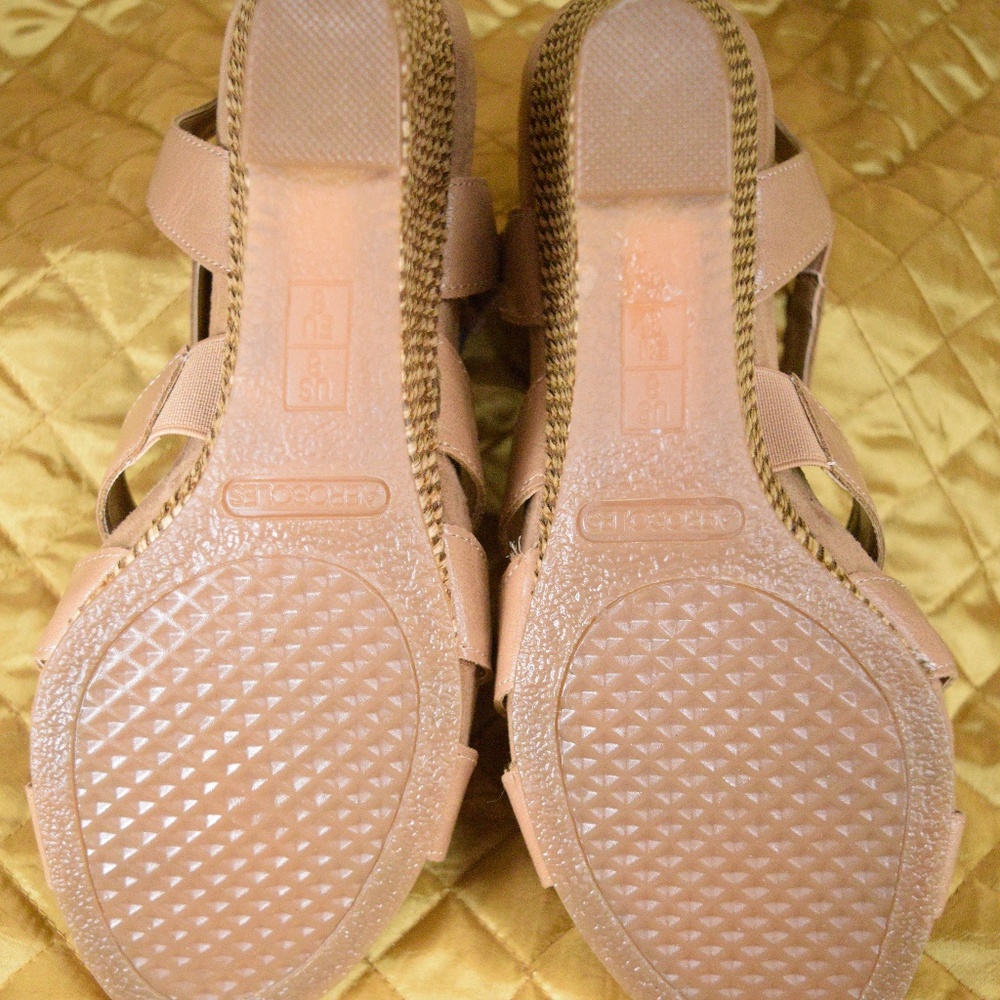SOLD Aerosoles Women's 8M Nude Plush Wedge Sandals - Picture 8 of 8